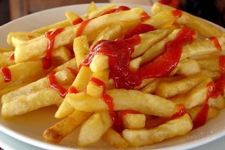 Пържени картофи по селски с кетчуп (350г)