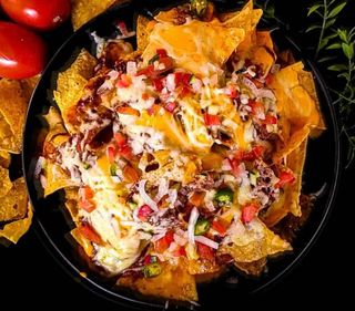 Nachos Con Bacon Y Queso Cheddar