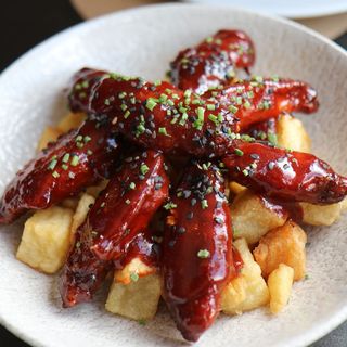 Alitas de pollo con salsa coreana y patatas fritas