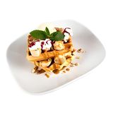 Бельгийские вафли с бананом и карамельным соусом