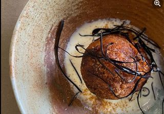 Arancino allo zafferano con ragù di salsiccia e mozzarella 