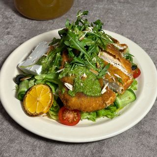 ქათმის სალათი ბოსტნეულით