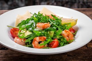 Рукола з тигровими креветками, томатами чері та пармезаном (245г)