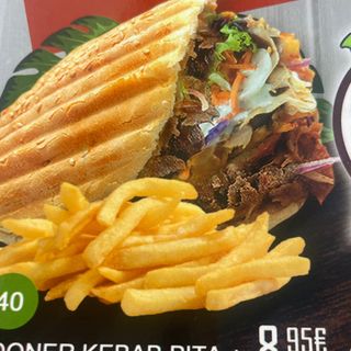 40. Doner Kebab Pita Con Patatas Fritas Y Ensalada