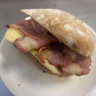 Bocadillo de bacon con queso 