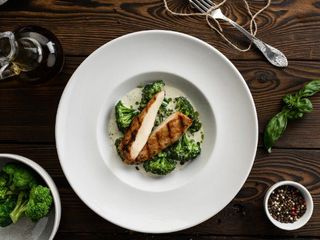 Куряче філе з брокколі в вершковому соусі (300g)