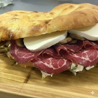 Speck, funghi, scamorza e mozzarella