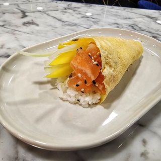 Temaki salmao em massa de ovo