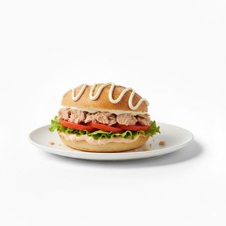 Panino con tonnata, pomodoro, maionese, tonno e insalata