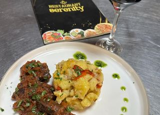 Ficăței de pui cu ceapă caramelizată, mămăliguță și brânză de burduf