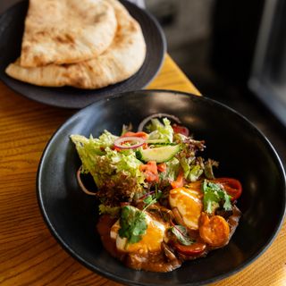 Яйцо пашот с соусом Том Ям