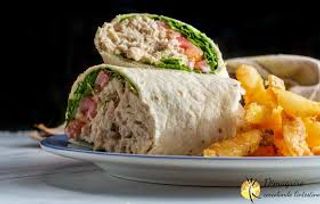 Piadina con tonno, verdure miste e mozzarella