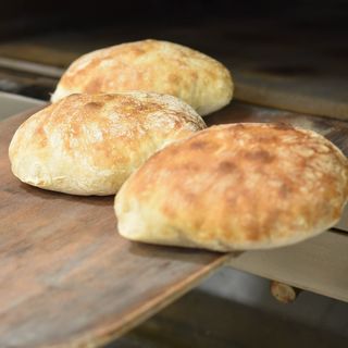 Lepinja sa kajmakom i govedjom prsutom