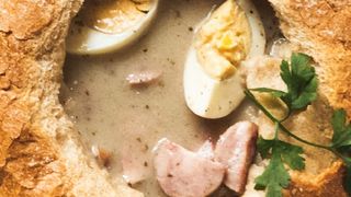 Żurek na zakwasie z mąki żytniej z białą kiełbasą i jajkiem