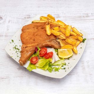 Cotoletta di vitella orecchia d'elefante con insalata e patate fritte