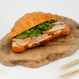 Croissant cu carne de rață