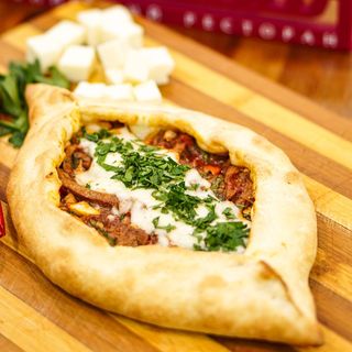 Аджарі з бринзою та томленою телятиною ( 350 грам )