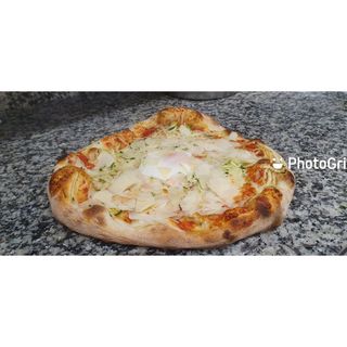 31. Pizza zucchine uova grana