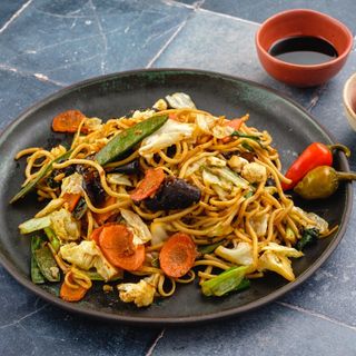 Tăiței prăjiți cu pui și legume - Mie kecup ayam