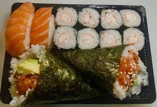 20. Temaki de Salmão com Abacate