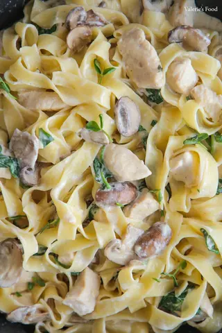 Tagliatelle cu piept de pui și ciuperci