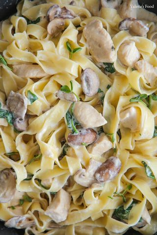 Tagliatelle cu piept de pui și ciuperci
