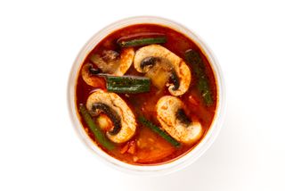 sopa de tom yam pollo