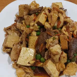 97. Тофу с леко лют сос (600гр)