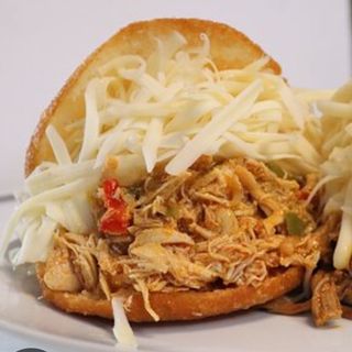 Arepa  LA CATIRA De Pollo Guisado y  Queso 