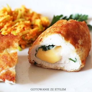 Rosół z kluseczkami + Kotlet De Volaille z żółtym serem, frytkami i surówką