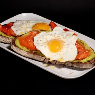 Avocado Toast Egg Salmone 