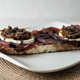 Tosta De Cecina Y Queso De Cabra