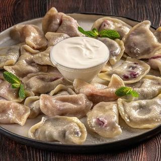 Макітра солодких вареників зі сметанною (700/100г)