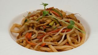 50 Udon saltato con pollo