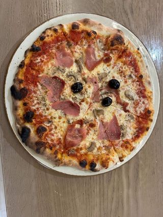 Pizza Capricciosa + gratis piće
