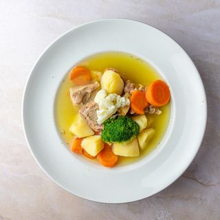 Kuvana junetina u povrću