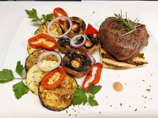 Biftek na žaru sa sotiranim povrćem