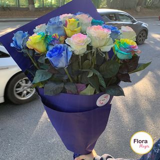 ფერადი ვარდების თაიგული