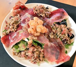 Ensalada de lechuga, setas, gambas y jamón para 2