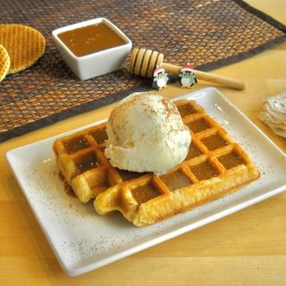 Gofre con Dulce de Leche y Helado 