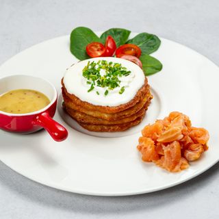 Placki ziemniaczane z łososiem