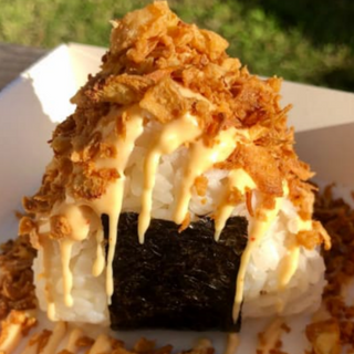371.onigiri salmone cotto croccante  spicy(1pz)辣熟三文鱼末末 饭团