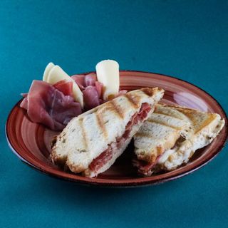 Tosta de Queijo e Presunto com Batata Frita