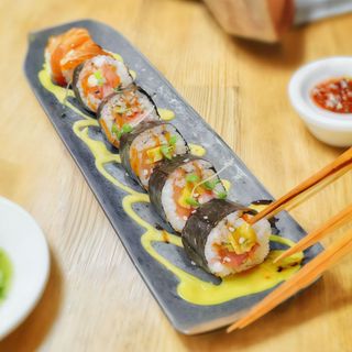 54. Futomaki de salmón