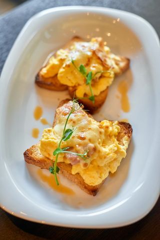 სკრემბლი ტოსტი ბეკონით