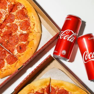 Menu Pão de Alho + Pizza Quattro Formaggio Regular   + Coca Cola 33cl