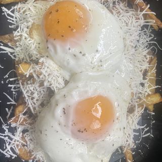 Cartofi prajiti cu oua ochiuri si branza rasa