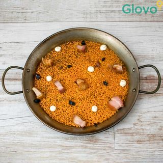 Arroz seco con torreznos y ajo negro