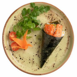 100. Temaki de salmón