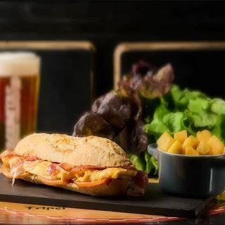 Jamón Ibérico, Tortilla  Con Queso Y Rodajas De Tomate